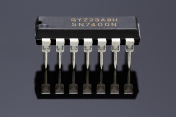 7400 logic chip