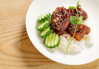 Rice topped with teriyaki sauce  and vegetables