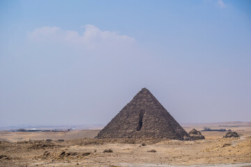 Pirámide de Menkaure Mycerinus con piedras de granito , desierto de Guiza, templo funerário