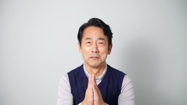 謝罪するミドル男性