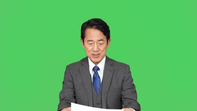 カメラ目線で話すミドル男性　アナウンサー