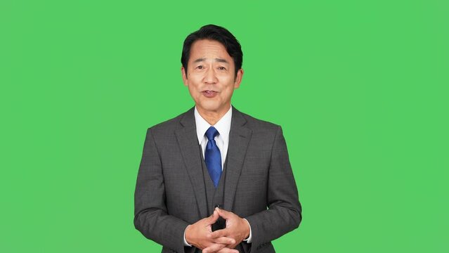 身振りで説明するミドル男性
