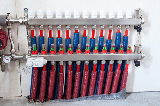 Distribution manifold for underfloor heating, direct and return lines