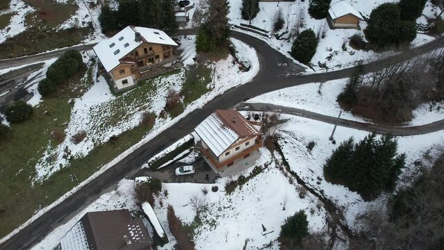 Chalet enneig&eacute; de Montagne sur colline dans un quartier vu par drone