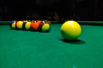 Pool cues close-up on a green table for playing - obrazy, fototapety, plakaty