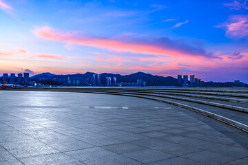 Obraz premium Empty square floors and skyline at sunset