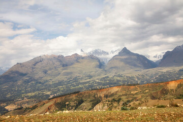 Fototapeta premium Reise durch Südamerika. Wandern in der Cordillera Blanca bei Huaraz in Peru.