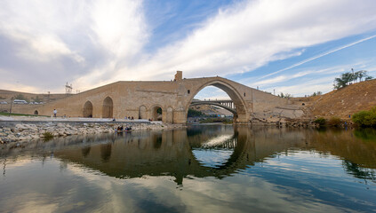 Obraz premium The Malabadi Bridge is an arch bridge spanning the Batman River near the town of Silvan in southeastern Turkey.
