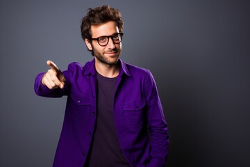 Obraz premium Bold Elegance: Man in Purple Suit Pointing for Mock-Up Presentation