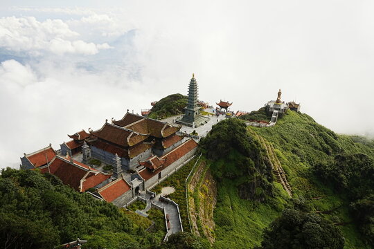 Fansipan Mountain called Roof of Indochina and Sea of Clouds in Sapa, Vietnam - ベトナム サパ ファンシーパン 山