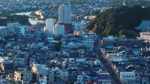 湘南・江ノ島の街並みと江ノ電 電車 腰越駅