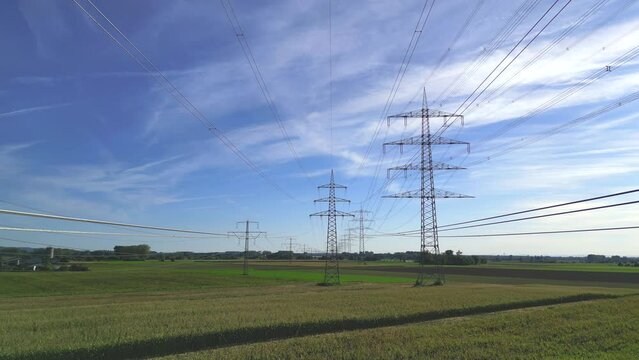 Drohne Flug zwischen Stromkabel und Strommast