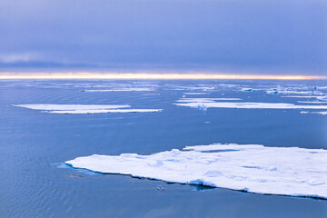 Drift ice in arctic water © Lars Johansson