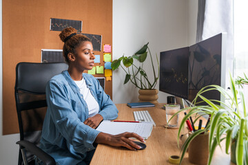 A girl is sitting at home behind a computer