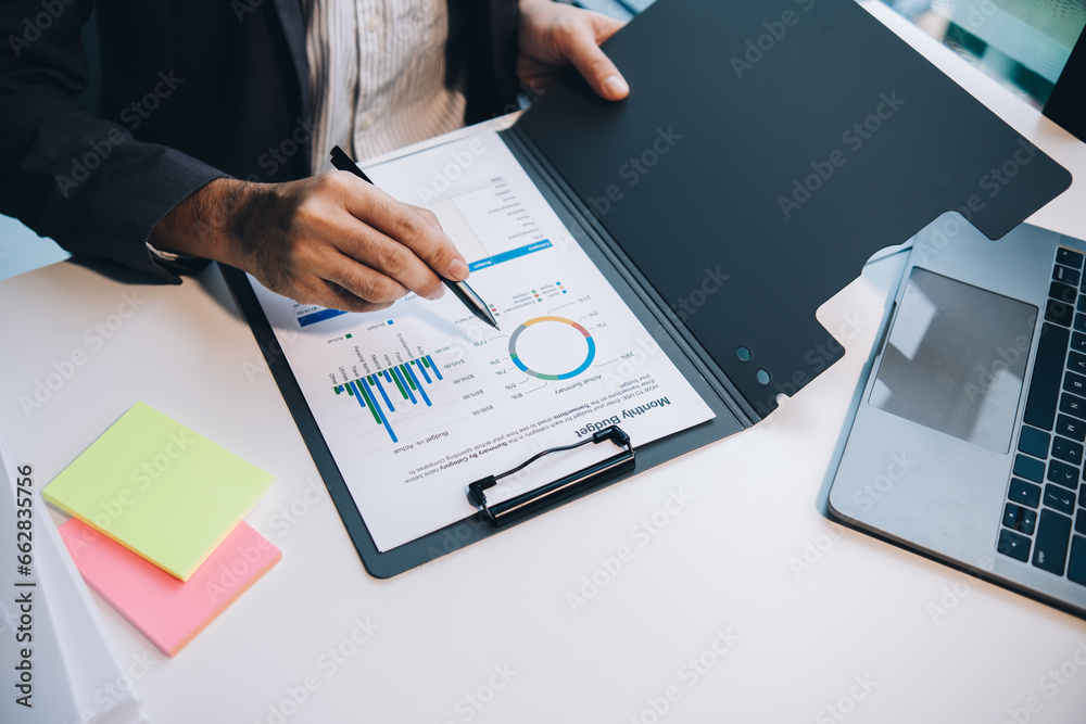 Aufkleber businessman accountant working audit and calculating expense financial annual financial report balan