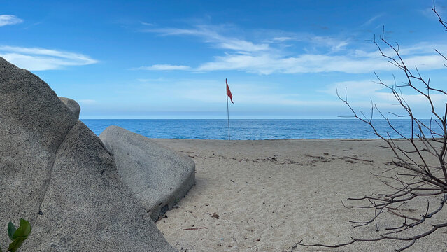 Playa con bandera roja, Parque Nacional Natural Tayrona, Santa Marta Colombia