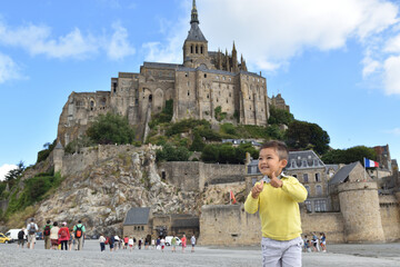 Kid traveling Le mont Saint Michel, Franc
