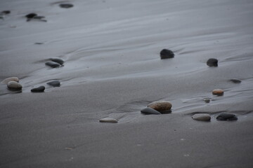Piedras en la arena al retirarse el mar