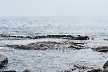 Rocas junto al mar del litoral central de Chile