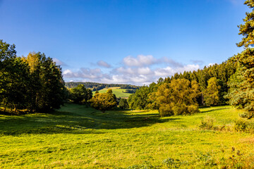 Herbstliche Fahrradrunde auf den Höhenweg des Thüringer Waldes über Oberhof und Suhl - Thüringen - Deutschland - obrazy, fototapety, plakaty