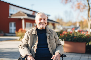 homme âgé aux cheveux blancs assise dans un fauteuil roulant, souriant et heureux - obrazy, fototapety, plakaty