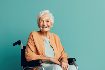 femme âgée aux cheveux blancs assise dans un fauteuil roulant, souriante et heureuse, fond neutre, studio - obrazy, fototapety, plakaty