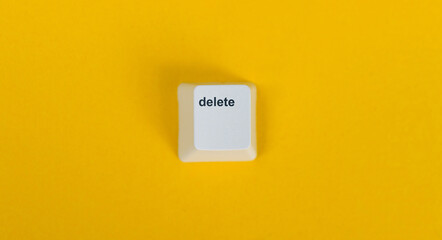 Keyboard Delete button on yellow background - obrazy, fototapety, plakaty