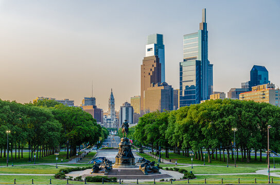 Skyline von Philadelphia am Benjamin Franklin Parkway am Morgen