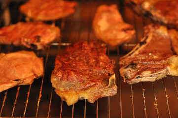 carne assada em grelha de churrasqueira na brasa 