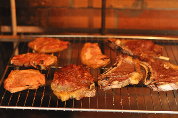 carne assada em grelha de churrasqueira na brasa 