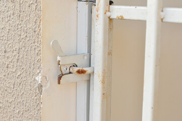 portal com trava enferrujada 