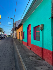 Casas de Colores en la isla de Flores, Peten, Guatemala