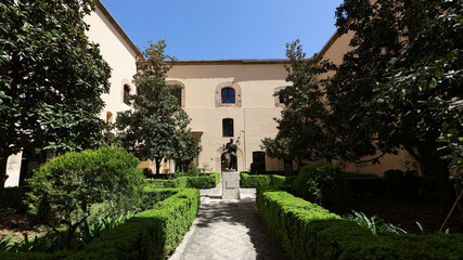 Fototapeta na wymiar Rectorado de la Universidad, Antiguo Hospital Real, Granada, España