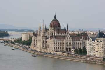 Fototapeta na wymiar Le parlement de Budapest au bord du Danube (Hongrie)