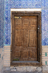 Usbekistan: Die kunstvollen Holztüren von Chiwa, umrahmt von blauen Kacheln