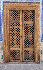 Usbekistan: Die kunstvollen Holztüren von Chiwa, umrahmt von blauen Kacheln