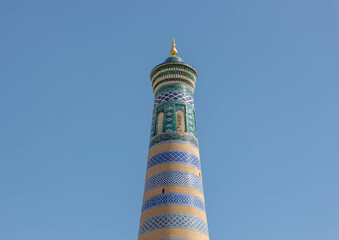 Usbekistan: Islom_Xo'ja Minarett in Chiwa vor blauem Himmel - Froschperspektive