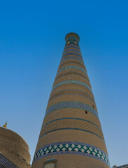 Usbekistan: Islom_Xo'ja Minarett in Chiwa vor blauem Himmel - Froschperspektive
