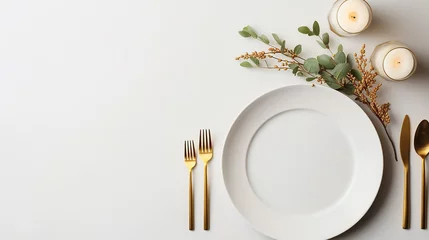 Fotobehang vista superior minimalista Elegante mesa dourada e branca com guirlanda e velas © Alexandre