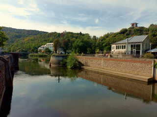 Obraz premium Blick auf den Fluss Nahe und den Teetempel auf dem Kauzenpark vom Kurpark Bad Kreuznach, Rheinland-Pfalz, im Herbst.