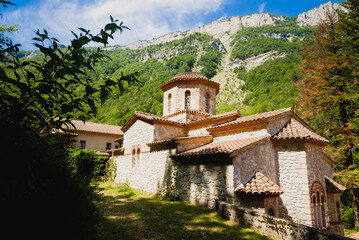 Monastère orthodoxe Saint-Antoine-le-Grand. Font de Laval, Saint-Laurent-en-Royans. Monastère...