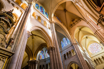 Cathédrale Saint-Jean-Baptiste dans le Vieux Lyon - obrazy, fototapety, plakaty