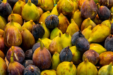 świeże dojrzałe kolorowe figi z uprawy ekologicznej © Kamil_k2p