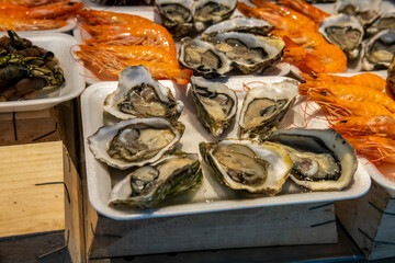 ostrygi i krewetki na platerach gotowe do spożycia © Kamil_k2p