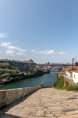 Widok  na rzekę Duero oraz słynny most Ponte Dom Luís w Porto, stolicy Portugalii w Europie