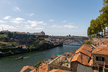 Widok  na rzekę Duero oraz słynny most Ponte Dom Luís w Porto, stolicy Portugalii w Europie