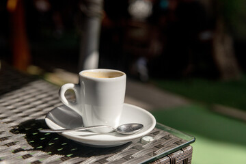 pusta filiżanka po wypiciu porannej kawy w restauracji