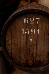 stara numerowana beczka z Porto
