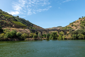 Kamienny most kolejowy nad rzeką Duoro w Portugalii - obrazy, fototapety, plakaty