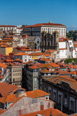 gęsto wybudowane kamienice na starym mieście w Porto - obrazy, fototapety, plakaty
